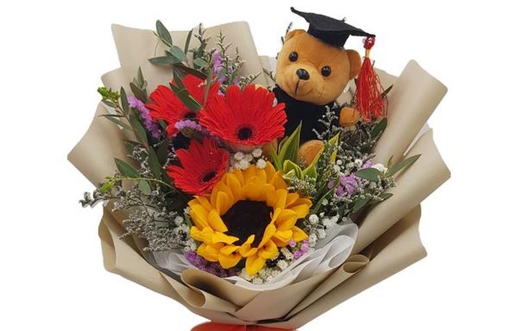 Choose variety and colors in graduation bouquet singapore